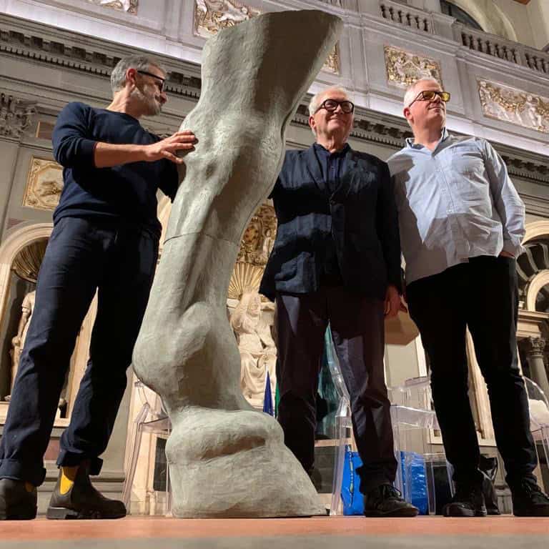 Statue leg size